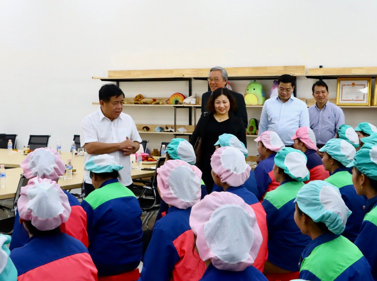 Bộ trưởng Nguyễn Chí Dũng trò chuyện cùng công nhân và người lao động tại Công ty TNHH Innoflow NT, Khu công nghiệp Du Long.