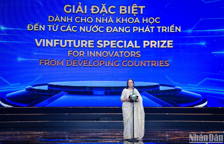 Tiến sĩ Firdausi Qadri bày tỏ vinh dự khi được nhận giải VinFuture cho công trình của mình. (Ảnh: THÀNH ĐẠT)