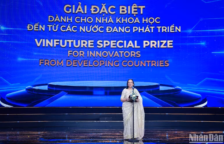 Tiến sĩ Firdausi Qadri bày tỏ vinh dự khi được nhận giải VinFuture cho công trình của mình. (Ảnh: THÀNH ĐẠT) Tiến sĩ Firdausi Qadri bày tỏ vinh dự khi được nhận giải VinFuture cho công trình của mình. (Ảnh: THÀNH ĐẠT)