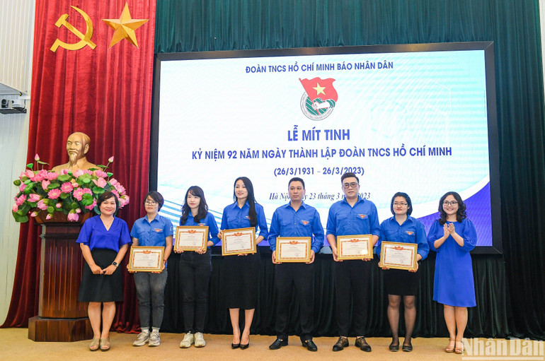 Phó Trưởng Ban Quản lý phóng viên thường trú Kiều Thanh Hương và Bí thư Đoàn Thanh niên Báo Nhân Dân Lê Khánh Bình trao giấy khen cho các đoàn viên có thành tích xuất sắc trong công tác Đoàn. (Ảnh: THÀNH ĐẠT)