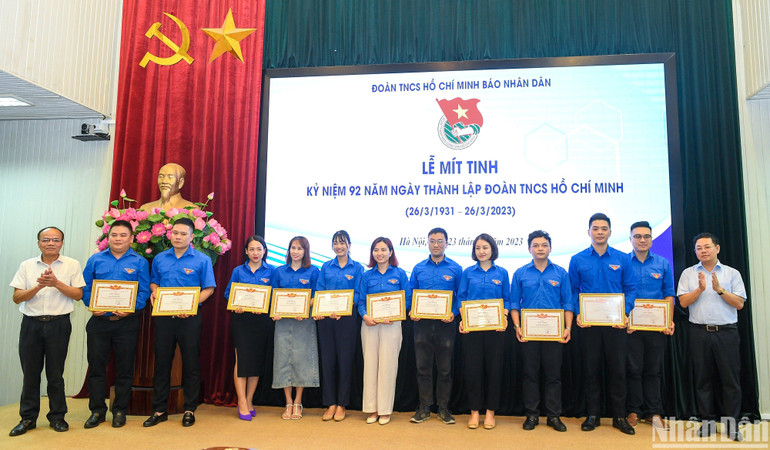 Giám đốc Trung tâm Truyền hình Nhân Dân Vũ Duy Hưng và Chánh Văn phòng Đảng ủy và các đoàn thể Báo Nhân Dân Đinh Xuân Ba trao giấy khen của Đoàn Thanh niên Báo Nhân Dân cho các đoàn viên có thành tích xuất sắc trong công tác Đoàn. (Ảnh: THÀNH ĐẠT)