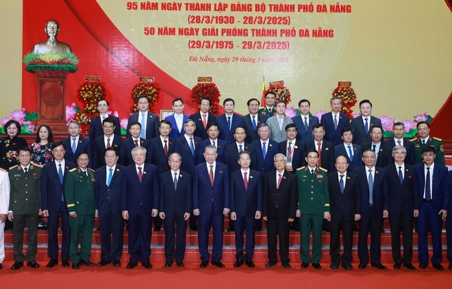 Tổng Bí thư Tô Lâm, các đồng chí lãnh đạo, nguyên lãnh đạo Đảng, Nhà nước và các đại biểu tại Lễ kỷ niệm. (Ảnh: TTXVN)