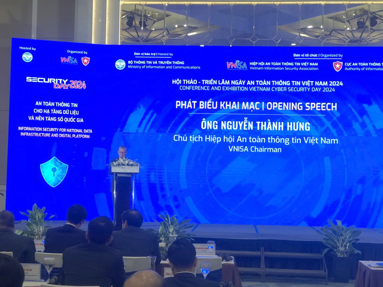 Ông Nguyễn Thành Hưng, Chủ tịch VNISA, nguyên Thứ trưởng Thông tin và Truyền thông phát biểu khai mạc. (Ảnh: V.T) Ông Nguyễn Thành Hưng, Chủ tịch VNISA, nguyên Thứ trưởng Thông tin và Truyền thông phát biểu khai mạc. (Ảnh: V.T)