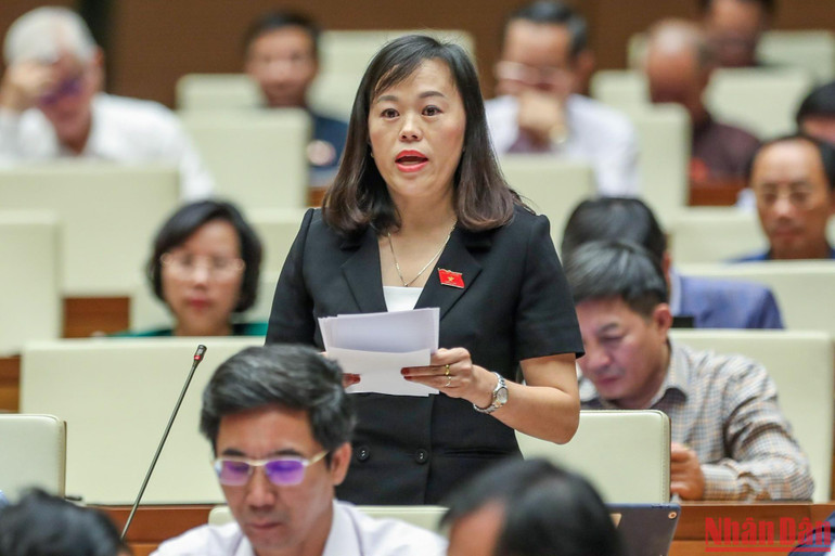 Đại biểu Khang Thị Mào góp ý kiến vào dự thảo Nghị quyết. (Ảnh: DUY LINH)