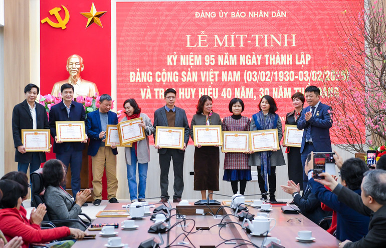 Đồng chí Quế Đình Nguyên, Phó Tổng Biên tập, Phó Bí thư Đảng ủy Báo Nhân Dân trao Giấy khen tặng các đảng viên hoàn thành xuất sắc nhiệm vụ năm 2024. (Ảnh: THÀNH ĐẠT)