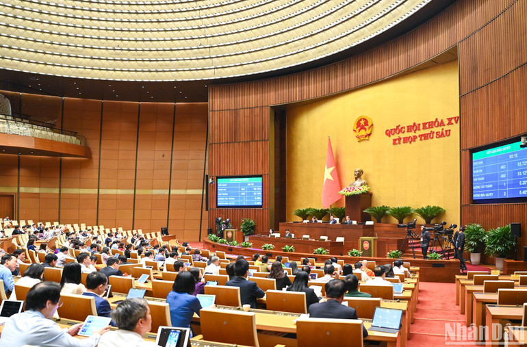 Toàn cảnh phiên biểu quyết thông qua Nghị quyết thí điểm một số cơ chế, chính sách đặc thù về đầu tư xây dựng công trình giao thông đường bộ. (Ảnh: DUY LINH)