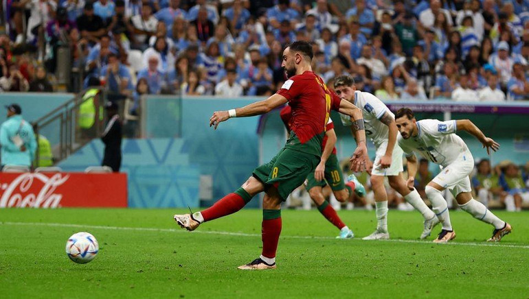 Bruno Fernandes trở thành người hùng của Bồ Đào Nha với cú đúp vào lưới Uruguay. (Ảnh: Reuters)