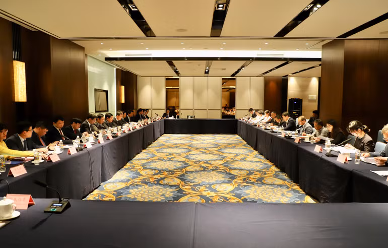 Quang cảnh buổi làm việc giữa đoàn công tác Bộ Kế hoạch và Đầu tư và Văn phòng Ủy ban Công tác Cảng Thương mại tự do Hải Nam.