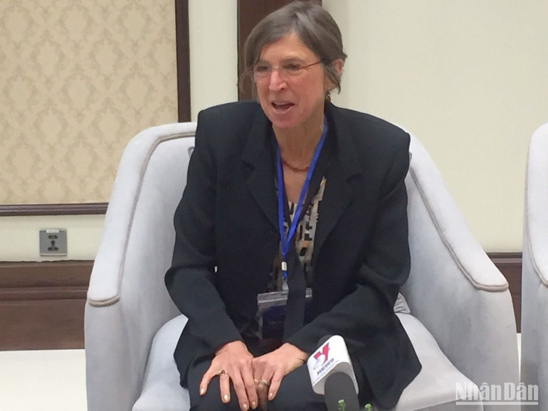 GS Pamela Christine Ronald trả lời phỏng vấn báo chí ngày 21/12. (Ảnh: VĂN TOẢN)