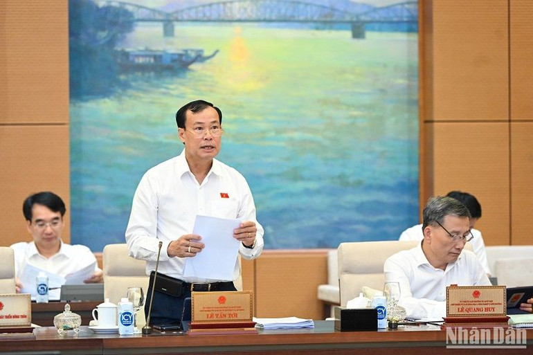 Chủ nhiệm Ủy ban Quốc phòng và An ninh Lê Tấn Tới phát biểu tại phiên họp. (Ảnh: DUY LINH)