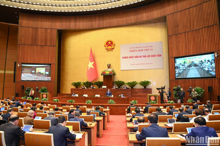 Quang cảnh phiên chất vấn chiều 18/3. (Ảnh: DUY LINH)