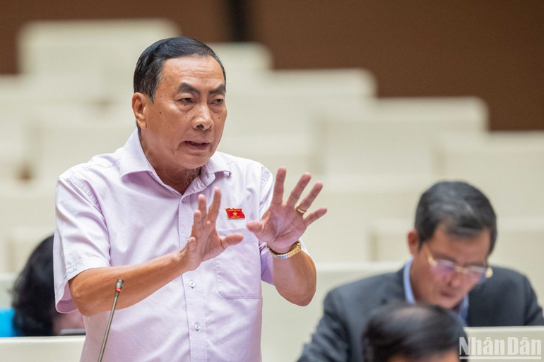 Đại biểu Phạm Văn Hòa góp ý kiến vào dự án Luật Đấu thầu (sửa đổi). (Ảnh: DUY LINH)