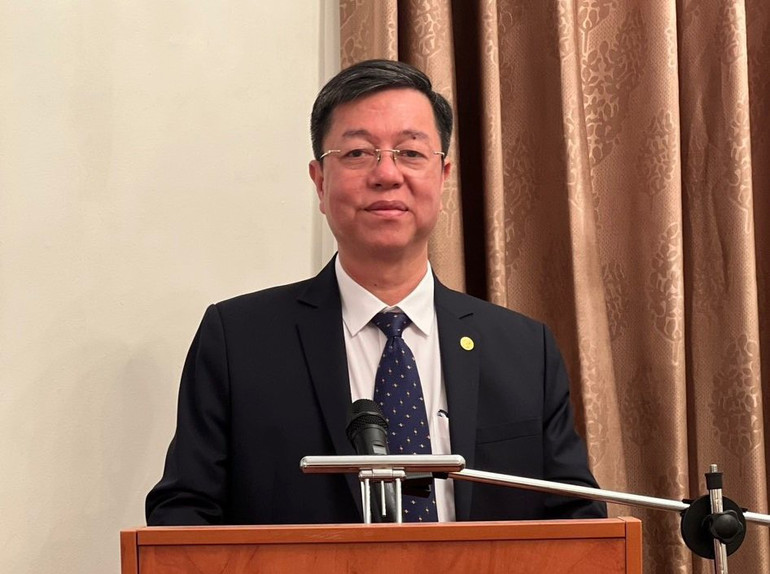 PGS, TS Vũ Trọng Lâm, Giám đốc - Tổng Biên tập Nhà xuất bản Chính trị quốc gia Sự thật phát biểu tại tọa đàm. PGS, TS Vũ Trọng Lâm, Giám đốc - Tổng Biên tập Nhà xuất bản Chính trị quốc gia Sự thật phát biểu tại tọa đàm.