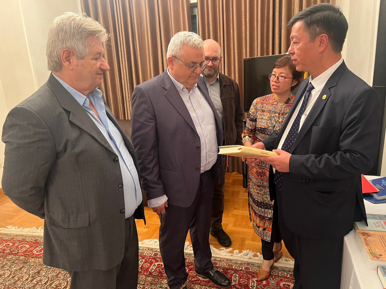 Giám đốc - Tổng Biên tập Nhà xuất bản Chính trị quốc gia Sự thật Vũ Trọng Lâm giới thiệu với lãnh đạo Đảng Cộng sản Hy Lạp cuốn sách “Một số vấn đề lý luận và thực tiễn về chủ nghĩa xã hội và con đường đi lên chủ nghĩa xã hội ở Việt Nam” của Tổng Bí thư Nguyễn Phú Trọng bên lề tọa đàm. Giám đốc - Tổng Biên tập Nhà xuất bản Chính trị quốc gia Sự thật Vũ Trọng Lâm giới thiệu với lãnh đạo Đảng Cộng sản Hy Lạp cuốn sách “Một số vấn đề lý luận và thực tiễn về chủ nghĩa xã hội và con đường đi lên chủ nghĩa xã hội ở Việt Nam” của Tổng Bí thư Nguyễn Phú Trọng bên lề tọa đàm.