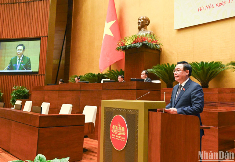 Chủ tịch Quốc hội Vương Đình Huệ cho biết, trong năm 2023, công tác xây dựng hoàn thiện thể chế, khuôn khổ để tiếp tục tăng cường năng lực, hiệu lực, hiệu quả của công tác giám sát được quan tâm. (Ảnh: DUY LINH)