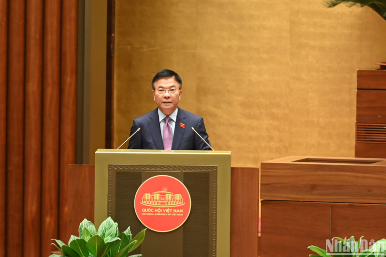 Phó Thủ tướng Lê Thành Long, thừa ủy quyền của Thủ tướng Chính phủ trình bày Tờ trình. (Ảnh: BÙI GIANG) Phó Thủ tướng Lê Thành Long, thừa ủy quyền của Thủ tướng Chính phủ trình bày Tờ trình. (Ảnh: BÙI GIANG)