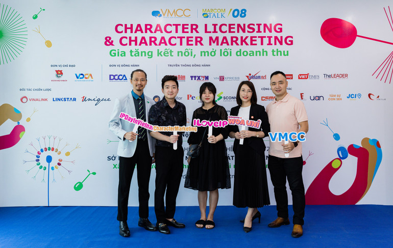 Các đại biểu chụp ảnh lưu niệm bên lề hội thảo. Các đại biểu chụp ảnh lưu niệm bên lề hội thảo.