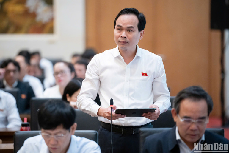 Đại biểu Nguyễn Duy Minh (đoàn Đà Nẵng) nêu ý kiến tại hội nghị. (Ảnh: DUY LINH)