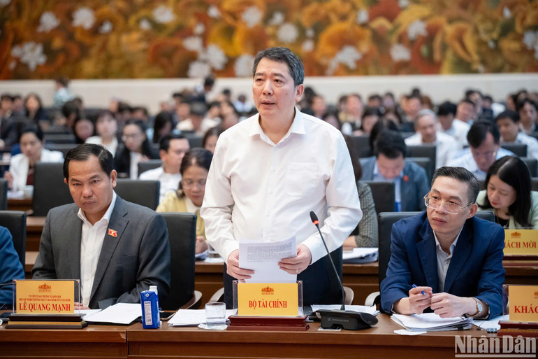 Thứ trưởng Tài chính Cao Anh Tuấn giải trình, làm rõ vấn đề đại biểu Quốc hội nêu. (Ảnh: DUY LINH)