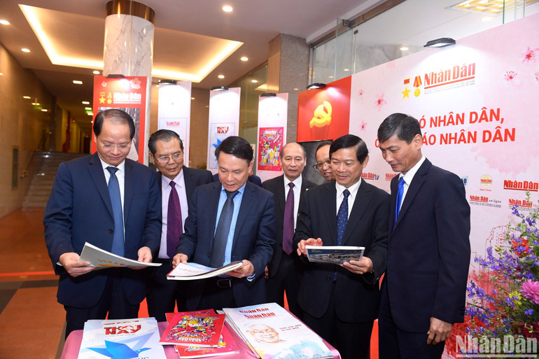 Các đại biểu tham quan gian trưng bày các ấn phẩm báo Xuân của Báo Nhân Dân. (Ảnh: THÀNH ĐẠT)