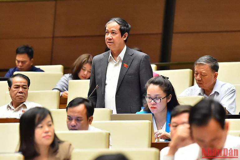 Bộ trưởng Giáo dục và Đào tạo Nguyễn Kim Sơn giải trình một số vấn đề đại biểu Quốc hội quan tâm. (Ảnh: THỦY NGUYÊN)