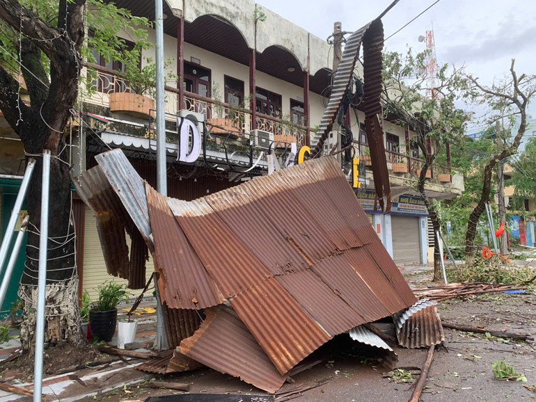 Cây xanh bị gãy đổ la liệt, mái tôn bay khắp nơi, gây ách tắc giao thông, làm hư hỏng lưới điện và thông tin liên lạc. (Ảnh: Ngô Quang Dũng) Cây xanh bị gãy đổ la liệt, mái tôn bay khắp nơi, gây ách tắc giao thông, làm hư hỏng lưới điện và thông tin liên lạc. (Ảnh: Ngô Quang Dũng)
