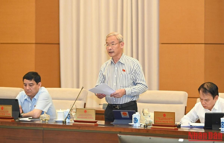 Chủ nhiệm Ủy ban Tài chính, Ngân sách của Quốc hội Nguyễn Phú Cường trình bày báo cáo thẩm tra.
