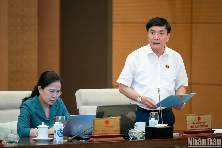 Tổng Thư ký Quốc hội, Chủ nhiệm Văn phòng Quốc hội Bùi Văn Cường báo cáo tại phiên họp. (Ảnh: DUY LINH) Tổng Thư ký Quốc hội, Chủ nhiệm Văn phòng Quốc hội Bùi Văn Cường báo cáo tại phiên họp. (Ảnh: DUY LINH)