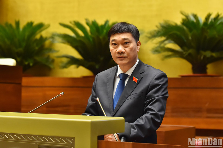 Chủ nhiệm Ủy ban Kinh tế Vũ Hồng Thanh trình bày báo cáo thẩm tra. (Ảnh: THỦY NGUYÊN)