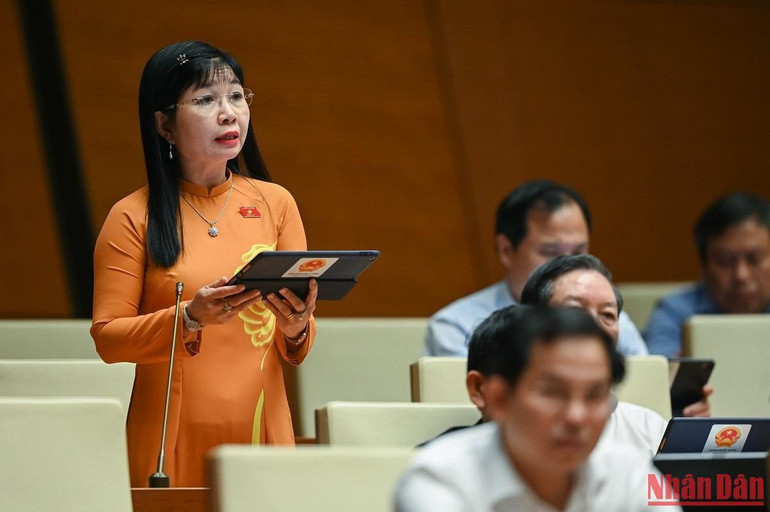 Đại biểu Trần Thị Thanh Hương (đoàn An Giang) tham gia ý kiến thảo luận tại phiên họp. Ảnh: THỦY NGUYÊN