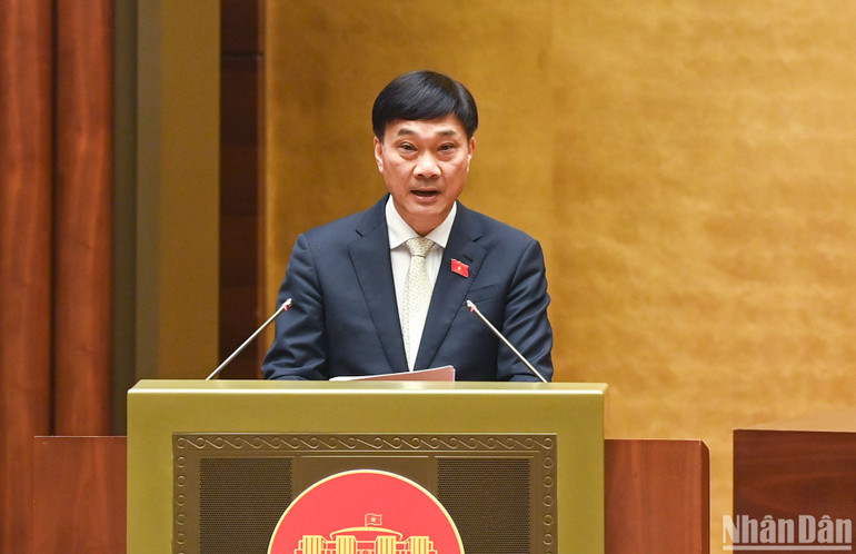 Chủ nhiệm Ủy ban Kinh tế của Quốc hội Vũ Hồng Thanh trình bày Báo cáo giải trình, tiếp thu, chỉnh lý dự thảo Nghị quyết. (Ảnh: DUY LINH)