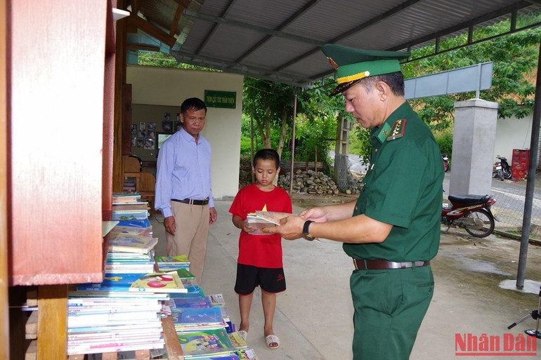 Các em học sinh và phụ huynh được lựa chọn các cuốn sách phù hợp. Các em học sinh và phụ huynh được lựa chọn các cuốn sách phù hợp.