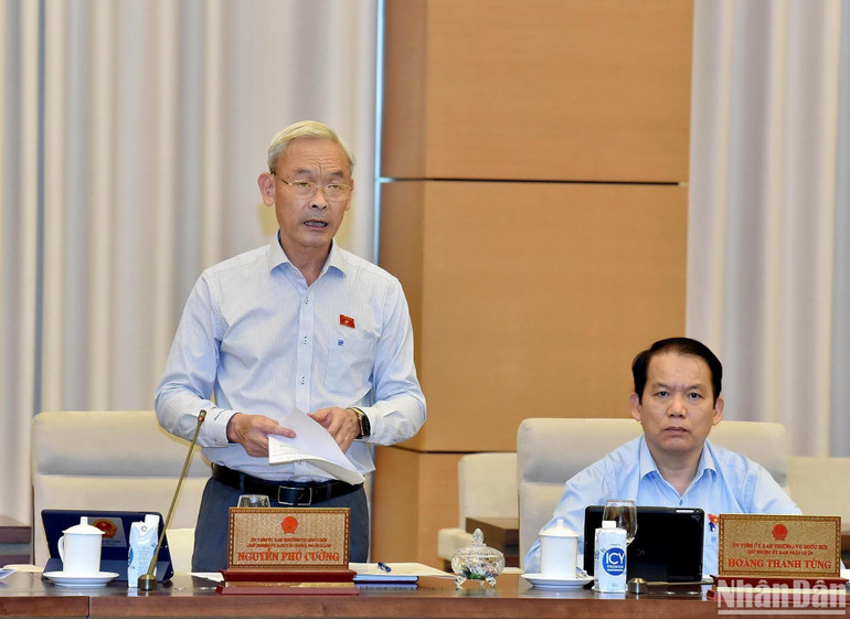 Chủ nhiệm Ủy ban Tài chính-Ngân sách của Quốc hội Nguyễn Phú Cường trình bày Báo cáo thẩm tra tại phiên họp. (Ảnh: DUY LINH) Chủ nhiệm Ủy ban Tài chính-Ngân sách của Quốc hội Nguyễn Phú Cường trình bày Báo cáo thẩm tra tại phiên họp. (Ảnh: DUY LINH)