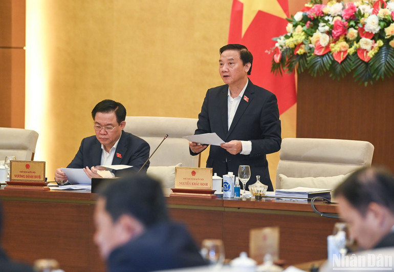 Phó Chủ tịch Quốc hội Nguyễn Khắc Định điều hành nội dung thảo luận. Ảnh: DUY LINH