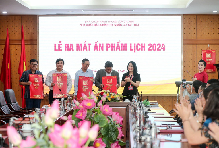 Phó Giám đốc - Phó Tổng Biên tập Nhà xuất bản Chính trị quốc gia Sự thật Nguyễn Hoài Anh trao lịch tặng đại diện các đơn vị.