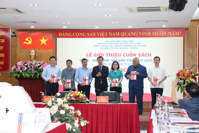 PGS, TS Vũ Trọng Lâm, Giám đốc - Tổng Biên tập, Bí thư Đảng ủy Nhà xuất bản Chính trị quốc gia Sự thật trao sách tặng đại diện các cơ quan, đơn vị.