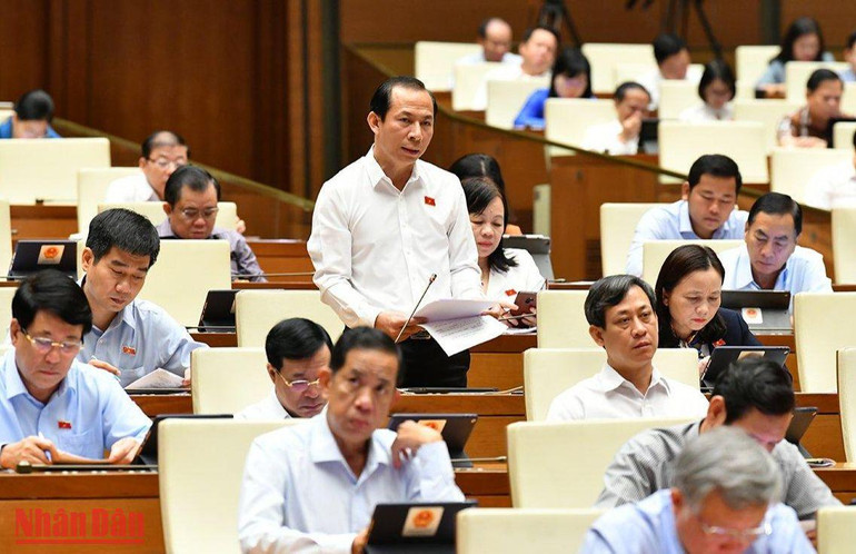 Đại biểu Võ Mạnh Sơn tham gia ý kiến thảo luận tại phiên họp. (Ảnh: THỦY NGUYÊN)