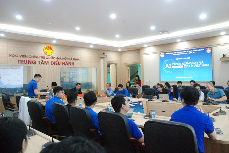 Quang cảnh tọa đàm. (Ảnh: VĂN TOẢN)