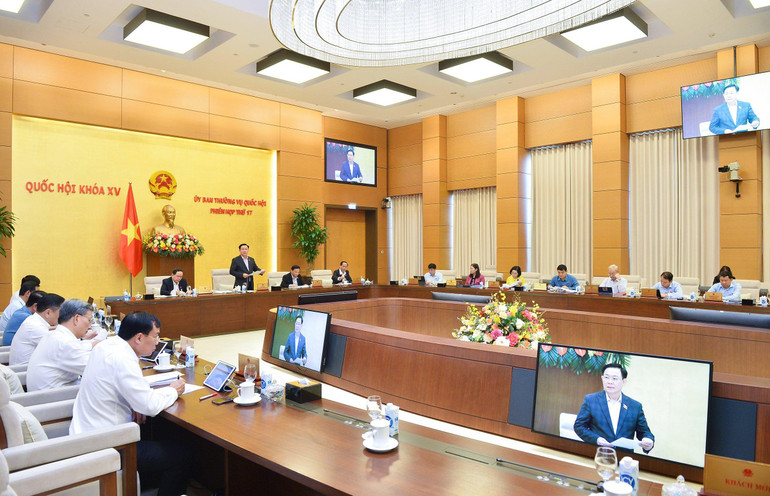 Quang cảnh Phiên họp thứ 17 của Ủy ban Thường vụ Quốc hội. Quang cảnh Phiên họp thứ 17 của Ủy ban Thường vụ Quốc hội.