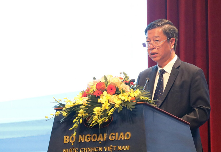 Đồng chí Vũ Trọng Lâm, Giám đốc - Tổng Biên tập Nhà xuất bản Chính trị quốc gia Sự thật báo cáo về quá trình xuất bản cuốn sách.