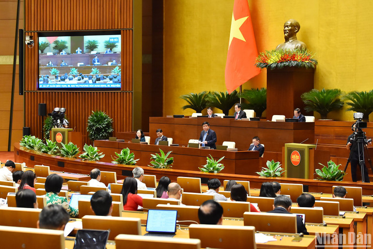 Bộ trưởng Kế hoạch và Đầu tư Nguyễn Chí Dũng phát biểu giải trình, làm rõ một số vấn đề đại biểu nêu. (Ảnh: THỦY NGUYÊN)