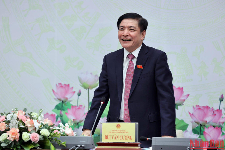 Tổng Thư ký Quốc hội, Chủ nhiệm Văn phòng Quốc hội Bùi Văn Cường trao đổi với các phóng viên tại buổi họp báo. Tổng Thư ký Quốc hội, Chủ nhiệm Văn phòng Quốc hội Bùi Văn Cường trao đổi với các phóng viên tại buổi họp báo.