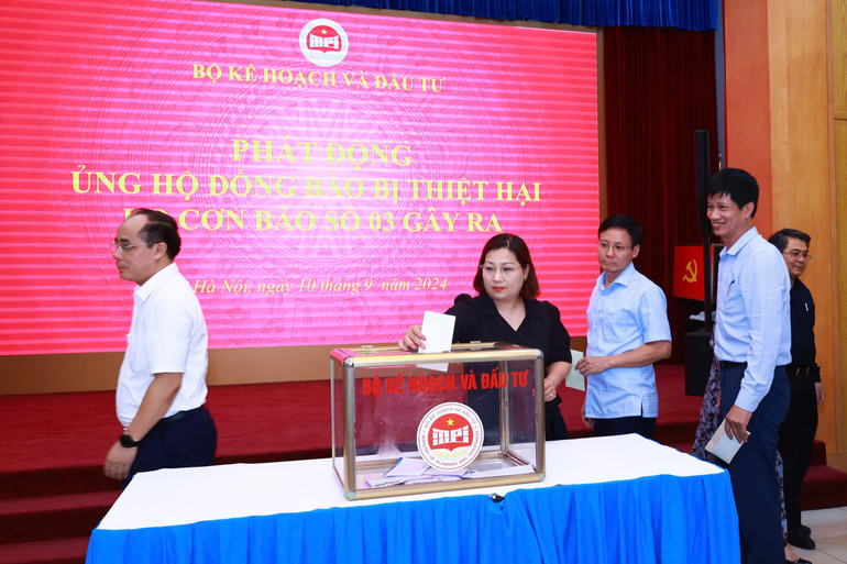 Cán bộ, công chức, viên chức, người lao động tại Bộ Kế hoạch và Đầu tư quyên góp ủng hộ đồng bào bị ảnh hưởng bởi bão lũ.