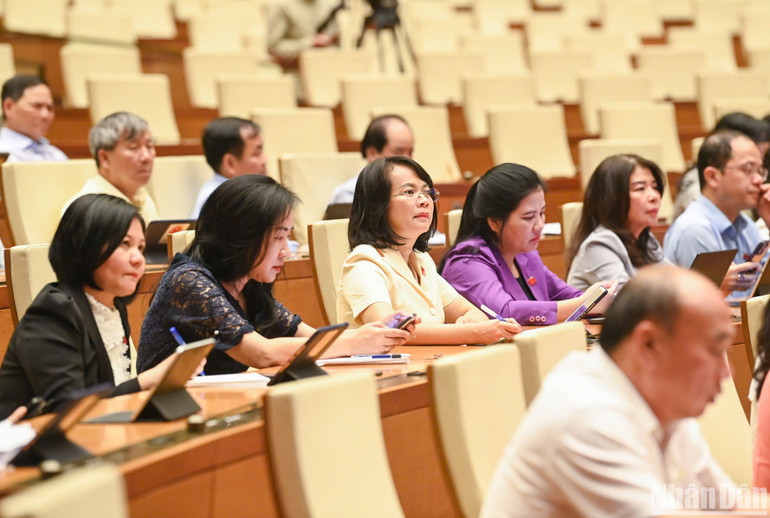 Các đại biểu dự phiên chất vấn. (Ảnh: DUY LINH)