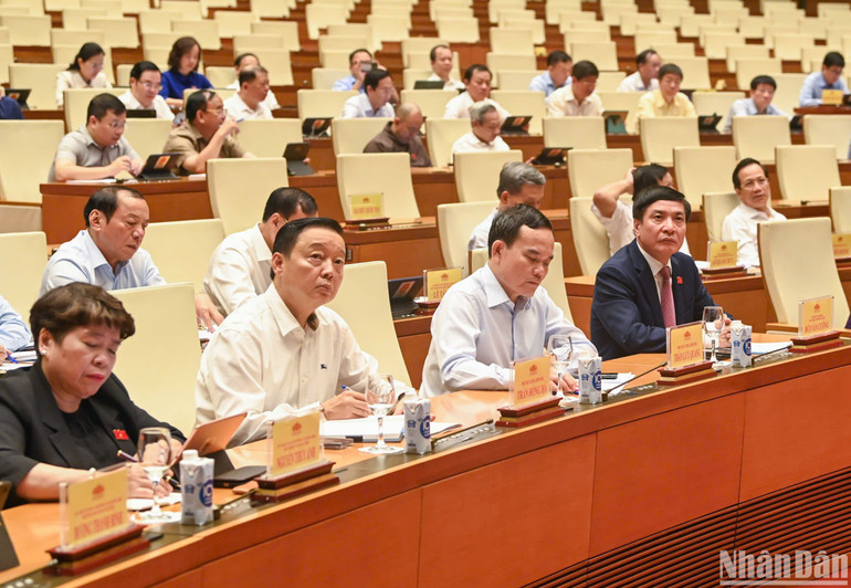 Các đại biểu tham dự phiên chất vấn sáng 21/8. (Ảnh: DUY LINH)