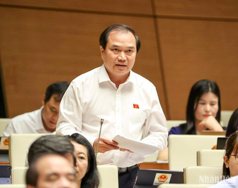 Đại biểu Nguyễn Công Hoàng (đoàn Thái Nguyên) phát biểu ý kiến ở hội trường. (Ảnh: DUY LINH) Đại biểu Nguyễn Công Hoàng (đoàn Thái Nguyên) phát biểu ý kiến ở hội trường. (Ảnh: DUY LINH)