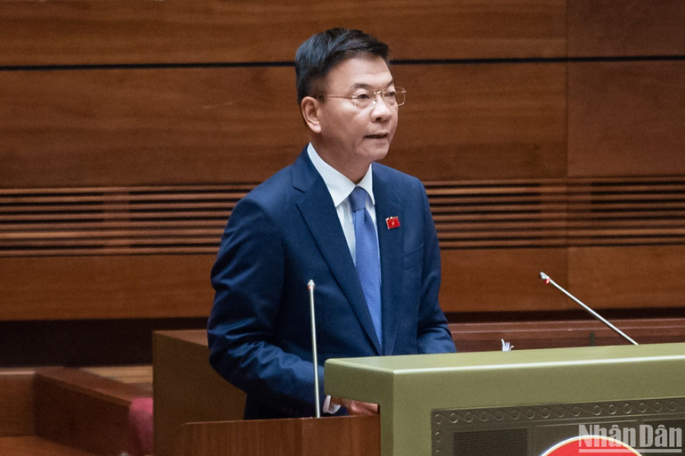 Bộ trưởng Tư pháp Lê Thành Long trình bày tờ trình về dự thảo Luật. (Ảnh: ĐĂNG KHOA)