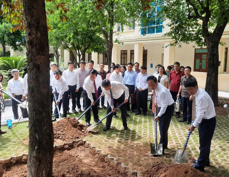 Đồng chí Nguyễn Trọng Nghĩa trồng cây lưu niệm trong khuôn viên Học viện Báo chí và Tuyên truyền. (Ảnh: Hoàng Lâm)