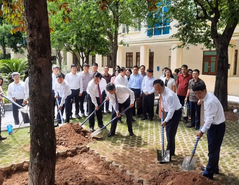 Đồng chí Nguyễn Trọng Nghĩa trồng cây lưu niệm trong khuôn viên Học viện Báo chí và Tuyên truyền. (Ảnh: Hoàng Lâm)