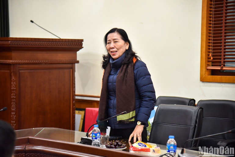 Đồng chí Thiếu tướng Trần Thị Bé Nhân, Phó Cục trưởng Cục An ninh chính trị nội bộ, Bộ Công an cảm ơn những tình cảm mà Báo Nhân Dân dành cho Cục An ninh chính trị nội bộ. (Ảnh: NHẬT QUANG)